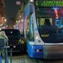 Traffico dei tram bloccato da un'auto parcheggiata male