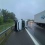 Camion ribaltato, disagi alla viabilità
