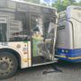 Tamponamento tra due bus in piazza Solferino