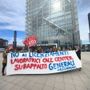 Protesta dei lavoratori davanti al Grattacielo della Regione
