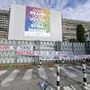 Gli striscioni appesi dalla Fiom all'esterno di Mirafiori e del Mauto