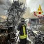 Incendio in una carrozzeria di Settimo: 20 squadre dei Vigili del fuoco impegnate