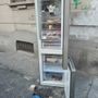 Il frigorifero abbandonato in strada