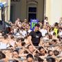 Roberto Bolle in azione in piazza San Carlo