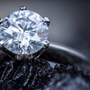 Un anello di diamanti che non indossi più: le strade possibili (oltre al cassetto)