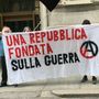 Gli antimilitaristi protestano di fronte alla sede degli Alti Comandi di Torino