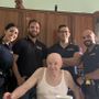 Foto di gruppo per l'anziano e gli agenti intervenuti Foto di gruppo per l'anziano e gli agenti intervenuti