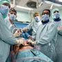 L'equipe medica nel corso dell'intervento
