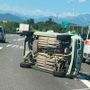 Auto ribaltata in tangenziale: due feriti, forti ripercussioni sul traffico Auto ribaltata in tangenziale: due feriti, forti ripercussioni sul traffico