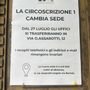Il cartello che avvisa del trasferimento