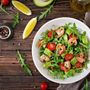 Estate, tra scampagnate, pranzi fuori e aperitivi: come goderseli senza appesantire l’intestino Estate, tra scampagnate, pranzi fuori e aperitivi: come goderseli senza appesantire l’intestino