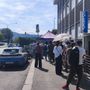 In fila sotto il sole per i permessi di soggiorno: si riaccende la questione via Botticelli In fila sotto il sole per i permessi di soggiorno: si riaccende la questione via Botticelli