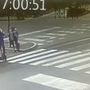 In monopattino derubano un anziano in via Stradella (estratto dal video della Polizia) In monopattino derubano un anziano in via Stradella (estratto dal video della Polizia)