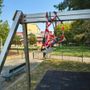 L'altalena rotta ai giardini di via Scialoja