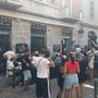 Tutti in coda per la nuova hamburgeria nel centro di Torino Tutti in coda per la nuova hamburgeria nel centro di Torino