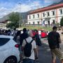 Le persone in attesa, fuori dalla stazione di Bussoleno Le persone in attesa, fuori dalla stazione di Bussoleno