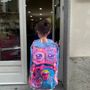 Ricomincia la scuola e Abito riempie gli zaini dei bambini più sfortunati Ricomincia la scuola e Abito riempie gli zaini dei bambini più sfortunati