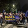 Sfilata da via Trecate tra cori e polemiche