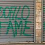 Le scritte sulla serranda del minimarket