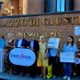 Aggressione a una 13enne, La Caramella Buona manifesta davanti al Tribunale Aggressione a una 13enne, La Caramella Buona manifesta davanti al Tribunale