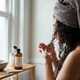 Shampoo capelli ricci: idratazione, definizione e routine pratica