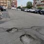 Buche e strada dissestata in via Ponchielli a Nichelino