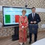 La rettrice Prandi in abito tradizionale con il rettore Allohquliyev La rettrice Prandi in abito tradizionale con il rettore Allohquliyev