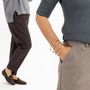Senza zip e senza bottoni: il pantalone donna cambia costruzione e diventa più semplice da indossare Senza zip e senza bottoni: il pantalone donna cambia costruzione e diventa più semplice da indossare