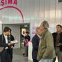 Paolo Sorrentino tra gli stand di Artissima 2026