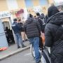Code davanti ai vecchi uffici di corso Verona