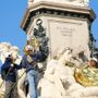 Extinction Rebellion ricopre di teli termici la statua di Cavour: “Tassare i ricchi, fermare il collasso climatico”