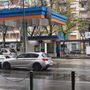 Mille firme non bastano, fumata &quot;nera&quot; per piazza Montanari: il distributore di benzina resta aperto