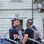 Arresto in strada a Regio Parco: la polizia blocca un uomo in mezzo ai passanti