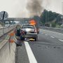 Auto prende fuoco sulla Torino-Pinerolo, un ferito