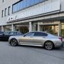 ingresso di un concessionario con molte vetture parcheggiate davanti
