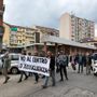 I cittadini sfilano per le vie di Nizza Millefonti per dire &quot;no&quot; al centro d’accoglienza