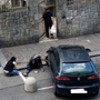 Fumano il crack sul marciapiede e urinano per terra: “Scene che stanno diventando quotidiane”