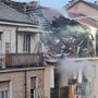 Esplosione nella notte in via Nizza: le fiamme fanno crollare il tetto, ci sono feriti