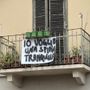 Lenzuola di protesta appese ai balconi