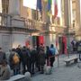Turisti e visitatori in coda per entrare al Museo del Cinema