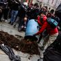 È il giorno dello sciopero generale: Torino torna in piazza dopo gli scontri, i lavoratori scaricano letame davanti al municipio
