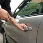 Paura alla rotonda: “Quell’uomo tenta di aprire le auto in corsa”