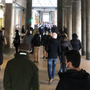 persone sotto i portici in via Roma