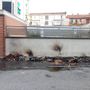 Degrado e sporcizia in corso Giulio Cesare: in fiamme rifiuti in strada