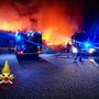 Una immagine del rogo che si è sviluppato nella zona di via Crea a Grugliasco Una immagine del rogo che si è sviluppato nella zona di via Crea a Grugliasco