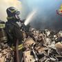 Va a fuoco un magazzino a Rosta: 6 squadre dei pompieri domano il rogo