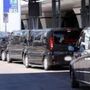 Aggredito e picchiato da un tassista perché conducente di auto a noleggio