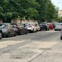 Tracciati gli stalli, da qualche giorno le vetture si sono spostate verso il centro della carreggiata