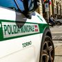 Auto perde il controllo e colpisce tre veicoli, poi finisce contro il dehors di un bar