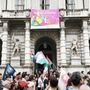 L'immagine di una iniziativa pro Gaza di fronte al Comune di Torino